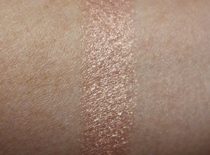 ilbury-hollywood-superstar-glow-highlighter-swatch.jpg